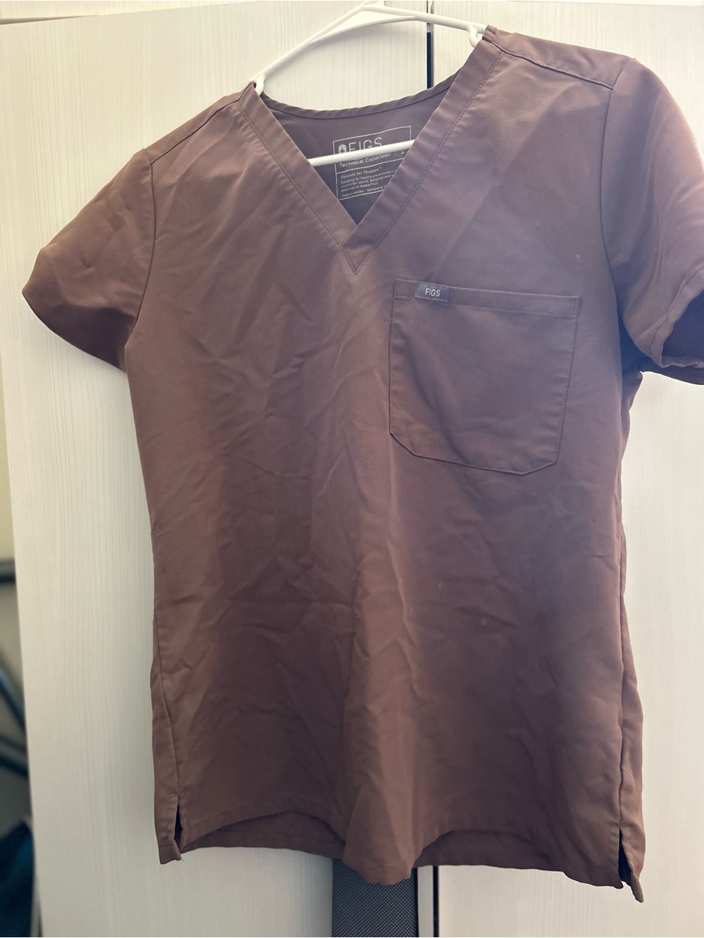 Figs women’s V-Neck Scrub Top/bottom — Smokey taupe